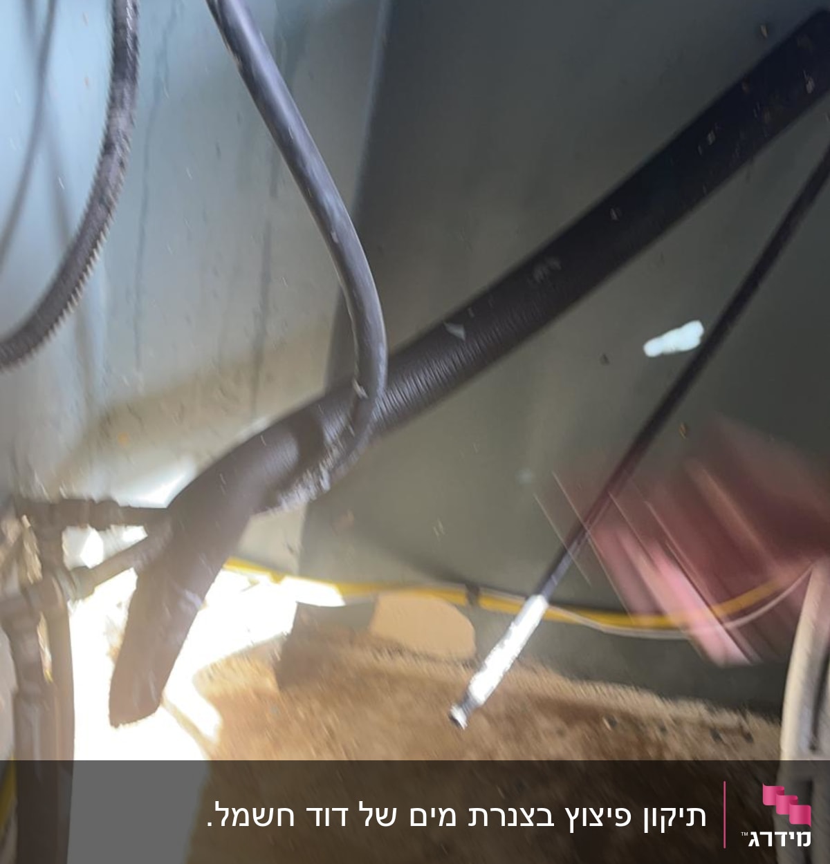 צינורות מים עם חיבורים מתכתיים ודליפה